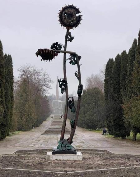 У Рівному встановлюють шестиметрових соняхів