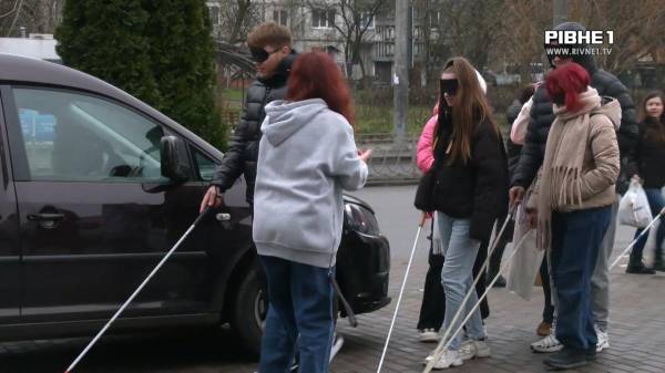 Не бачили та не могли ходити: У Рівному провели соціальний експеримент (ВІДЕО) - INFBusiness