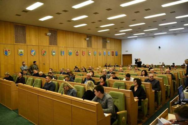 Почали з хвилини мовчання, вручення грамот і передачі вогню: Депутати Рівненської облради зібралися на чергову сесію (ОНЛАЙН-ТРАНСЛЯЦІЯ) - INFBusiness