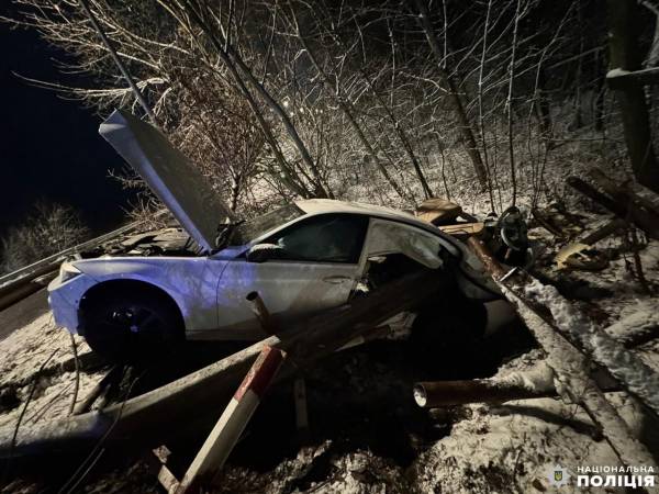 Автомобільна аварія сталася сьогодні, 11 грудня, близько 18 години на вулиці Київській у Рівному. BMW злетів у кювет: у Рівному в ДТП травмувався 9-річний пасажир автомобіля і пішохід - INFBusiness