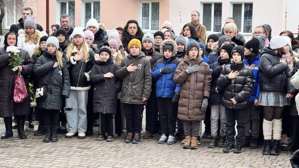 На фасаді Здолбунівського ліцею відкрили пам’ятну дошку Валентину Гмираку - INFBusiness