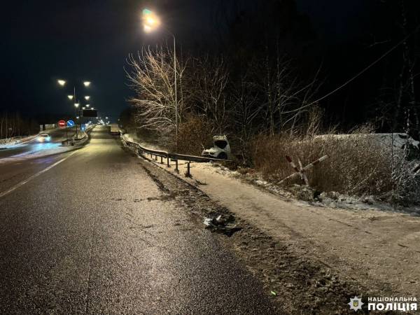BMW злетів у кювет: у Рівному в ДТП травмувався 9-річний пасажир автомобіля і пішохід - INFBusiness