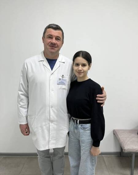 “Поставили на ного за чотири місяці”: лікарі Рівненської обласної дитячої лікарні провели операції для 17-річної Ангеліни