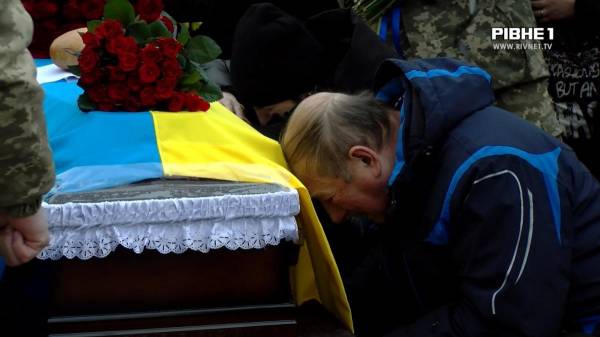 Загинув ще уторік: У Рівному проводжали в останню дорогу захисника України (ВІДЕО) - INFBusiness