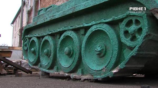 У Рівному продають пам`ятники демонтовані у процесі декомунізації: бетонне погруддя та макет — танк (ВІДЕО) - INFBusiness