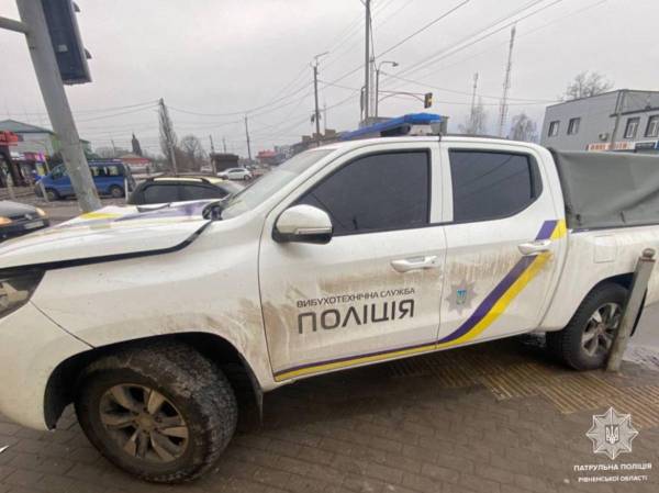 У Сарнах службове авто поліції в`їхало в електроопору - деталі ДТП - INFBusiness