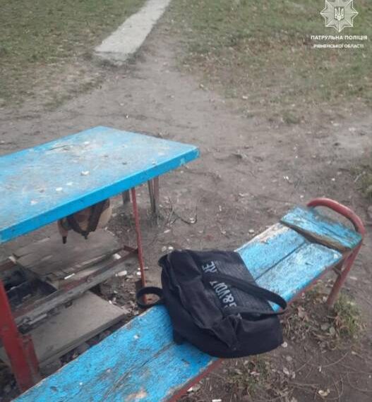 Рівнянка забула на лавці біля дому сумку з ноутбуком і викликала патрульних