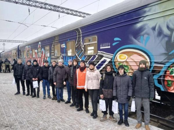 Юні залізничники зустріли унікальний потяг-кухню «Food train» у Здолбунові (ФОТО) - INFBusiness