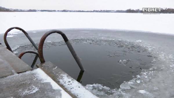 Одні набирали воду - інші купалися серед криги: Як рівняни відзначили Водохреще? (ВІДЕО) - INFBusiness