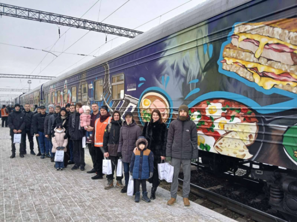 Юні залізничники зустріли унікальний потяг-кухню «Food train» у Здолбунові (ФОТО) - INFBusiness