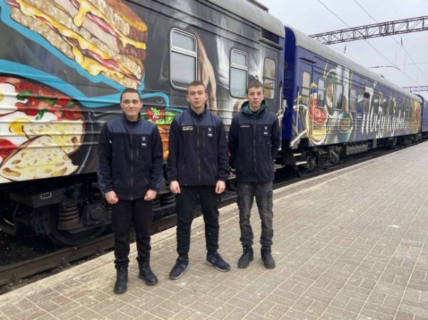 Юні залізничники зустріли унікальний потяг-кухню «Food train» у Здолбунові (ФОТО) - INFBusiness