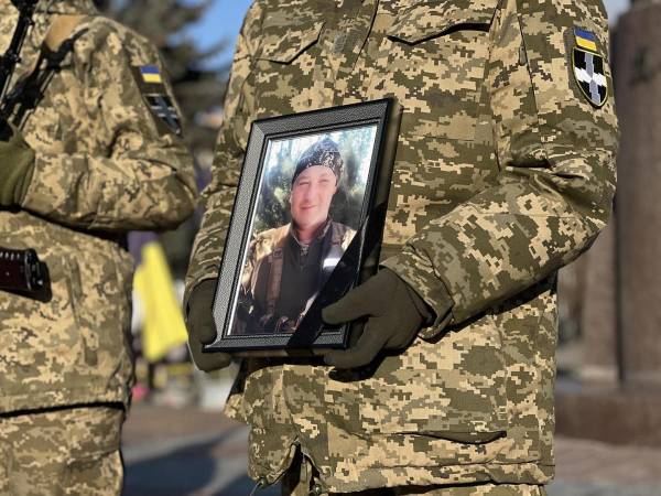 На майдані Незалежності попрощалися із добровольцем Петром Веленцем (ВІДЕО) - INFBusiness