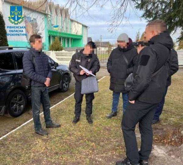 Дозволив вирубку майже 800 новорічних сосен: голову громади на Рівненщині викрили на хабарі - INFBusiness