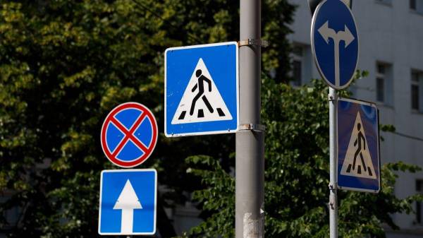 У Рівному водії закривають дорожні знаки своїми авто (ФОТО ПОРУШНИКІВ) - INFBusiness