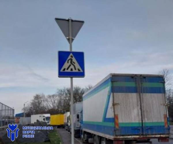 У Рівному водії закривають дорожні знаки своїми авто (ФОТО ПОРУШНИКІВ) - INFBusiness