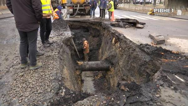 Аварія на трубопроводі: кілька вулиць Рівного залишилися без водопостачання (ВІДЕО) - INFBusiness