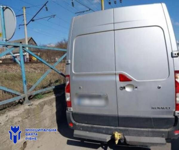 У Рівному водії закривають дорожні знаки своїми авто (ФОТО ПОРУШНИКІВ) - INFBusiness