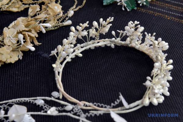 Воскові віночки: королівська мода для українських наречених - INFBusiness