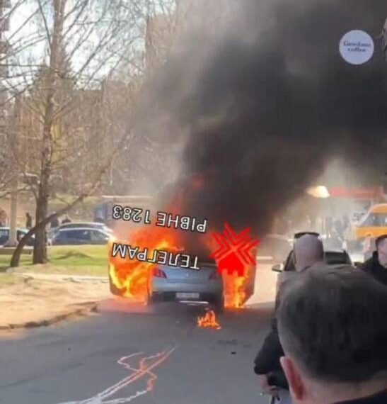 Теракт у Рівному: біля одного з ТРЦ в автомобілі вибухнув саморобний пристрій