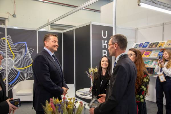 Залужний анонсував вихід свого нового роману про війну - INFBusiness