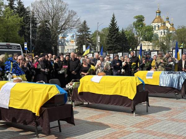 Одразу з трьома загиблими воїнами попрощалося Рівне (ВІДЕО) - INFBusiness
