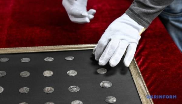 У Запоріжжі показали знайдені на узбережжі Дніпра срібні монети ІХ-Х століть - INFBusiness