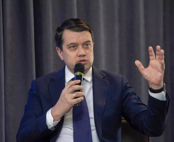 Хроніки "зради": як народні депутати маніпулюють темою мирних перемовин - INFBusiness