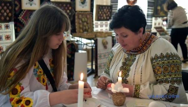 Свято народного мистецтва «Великодня писанка» зібрало майстринь з 13 областей Фото 24.04.2025 15:35 Укрінформ У Вінниці 24 квітня розпочалось VІ Всеукраїнське свято народного мистецтва «Великодня писанка», яке зібрали 32 майстринь-писанкарок з 13 регіонів країни. Свято народного мистецтва «Великодня писанка» зібрало майстринь з 13 областей - INFBusiness