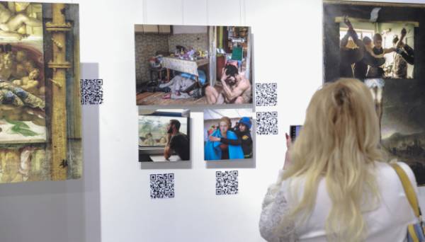 У Києві французька художниця презентувала виставку, що об'єднує класичні картини й воєнну реальність Фото 09.04.2025 15:51 Укрінформ У Музеї історії міста Києва відбулася презентація виставки французької художниці Фанні Лешевальє «In memoriam. Реальність крізь мистецтво». Кошти, зібрані від продажу робіт мисткині, спрямують на створення освітнього хабу для військових. У Києві французька художниця презентувала виставку, що об'єднує класичні картини й воєнну реальність - INFBusiness