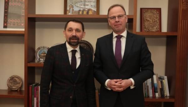 Точицький обговорив із послом Нідерландів поглиблення культурного діалогу Фото 16.04.2025 19:50 Укрінформ Міністр культури та стратегічних комунікацій Микола Точицький обговорив із послом Королівства Нідерланди в Україні Алле Дорхаутом поглиблення культурного діалогу у сферах перекладів, музичного та візуального мистецтва, музейної співпраці та організації спільних виставок. Точицький обговорив із послом Нідерландів поглиблення культурного діалогу - INFBusiness
