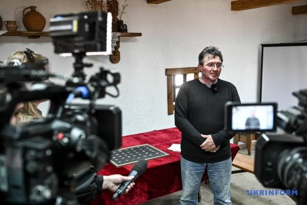 У Запоріжжі показали знайдені на узбережжі Дніпра срібні монети ІХ-Х століть - INFBusiness