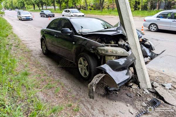 У Рівному водій в'їхав у електроопору (ФОТО) - INFBusiness