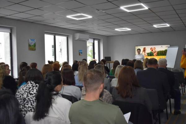 Подія мала на меті посилити професійний потенціал соціальних менеджерів, фахівців із соціальної роботи та психологів. Організували зустріч ГО «Центр Інтеграції» - надавач комплексної соціальної послуги з формування життєстійкості. Крім того, зустріч мала на меті посилення професійного потенціалу та зміцнення співпраці в межах регіону. У Рівному відбувся навчальний захід для команд Центрів Життєстійкості області - INFBusiness
