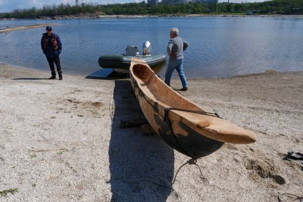 У Запоріжжі на воду спустили човен-довбанку, виготовлений у заповіднику «Хортиця» - INFBusiness