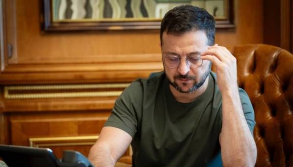 Зеленський призначив гранти 16 молодим діячам мистецтв 30.05.2025 13:44 Укрінформ Володимир Зеленський призначив гранти Президента України молодим діячам у галузі театрального, музичного, циркового, образотворчого мистецтва, а також письменникам і майстрам народного мистецтва. Зеленський призначив гранти 16 молодим діячам мистецтв - INFBusiness