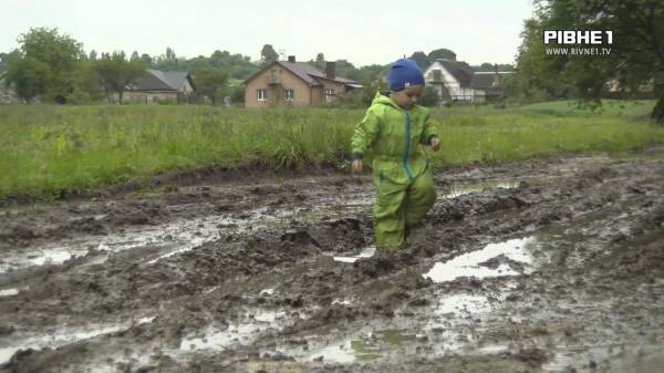 По коліна у багнюці: на Рівненщині жителі села Кошатів скаржаться на жахливий стан однієї з вулиць (ВІДЕО) - INFBusiness