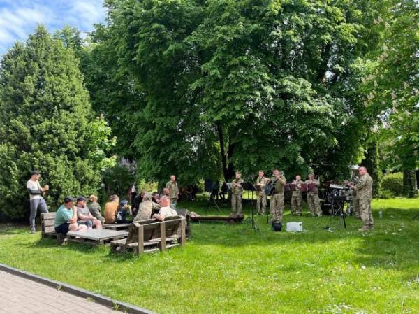 Оркестр ОК «Захід» виступив для пацієнтів Рівненського обласного госпіталю ветеранів війни (ФОТО) - INFBusiness