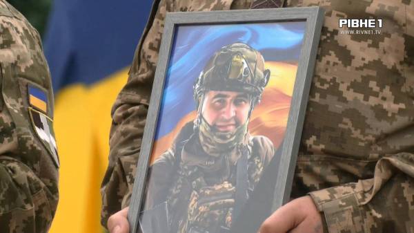"Це для нас дуже тяжка втрата": Рівне провело в останню путь загиблого військового (ВІДЕО) - INFBusiness