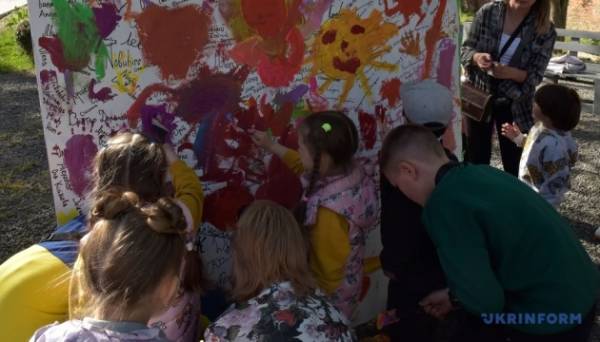 У Вінниці стартував мистецький проєкт «Моя хата не скраю» Фото 01.05.2025 21:15 Укрінформ У Вінниці 1 травня стартував мистецький проєкт «Моя хата не скраю», в ході якого створено картину – живий акт протесту проти війни і заклик до справедливого миру. У Вінниці стартував мистецький проєкт «Моя хата не скраю» - INFBusiness
