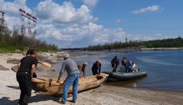 У Запоріжжі на воду спустили човен-довбанку, виготовлений у заповіднику «Хортиця» - INFBusiness