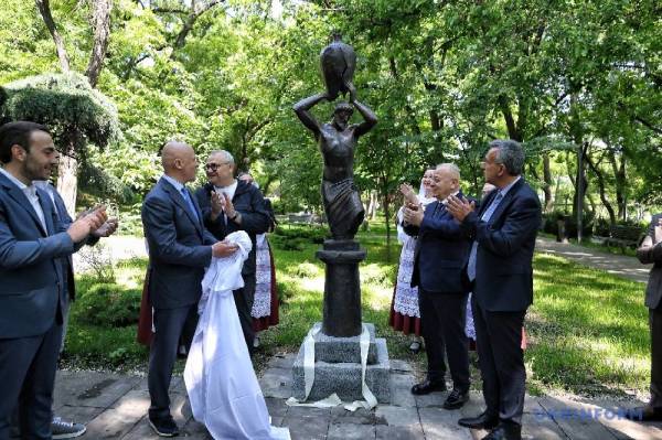 В Одесі відкрили скульптуру «Час» Михайла Реви - INFBusiness