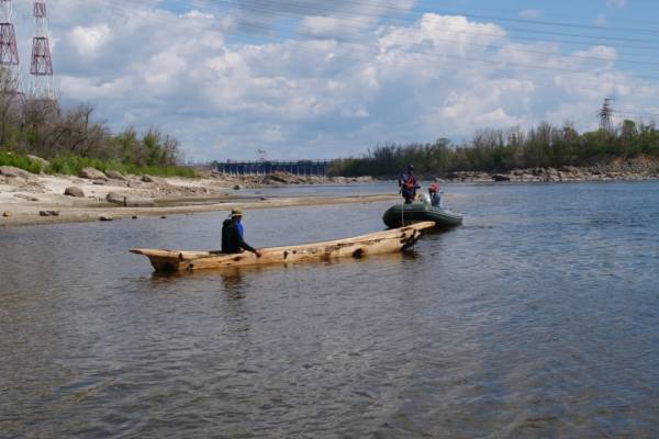 У Запоріжжі на воду спустили човен-довбанку, виготовлений у заповіднику «Хортиця» - INFBusiness
