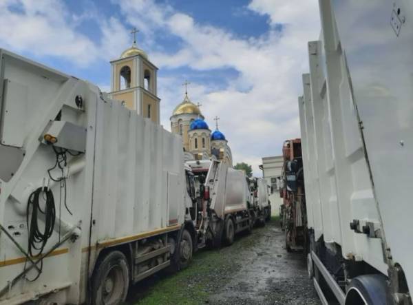 Храм заблокували сміттєвози: у Хмельницькому протестували проти приїзду Онуфрія - INFBusiness
