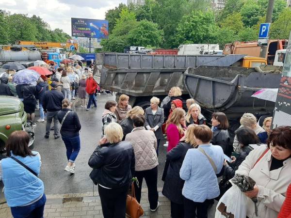 Храм заблокували сміттєвози: у Хмельницькому протестували проти приїзду Онуфрія - INFBusiness