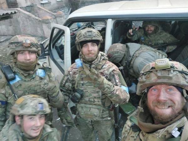 Евакуація з Маріуполя, однолітки-зрадники та квартири "Азову": інтерв'ю з Героєм України Вогом - INFBusiness