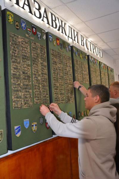 Державні нагороди загиблих воїнів із Дубенщини передали їхнім рідним (ФОТО) - INFBusiness
