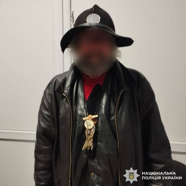 У центрі Львова чоловік зірвав прапори з меморіалу на алеї Героїв: як його покарали - INFBusiness