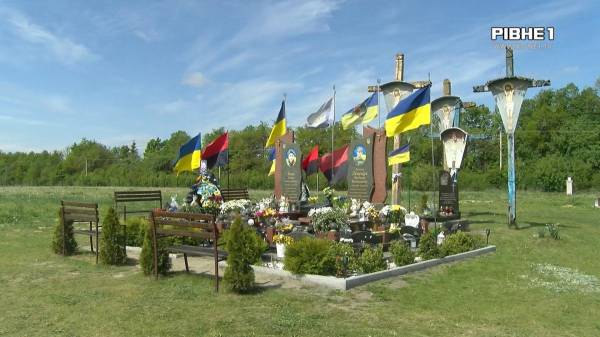 Розкидані вінки та поламаний хрест: На Рівненщині осквернили могили військових (ВІДЕО) - INFBusiness
