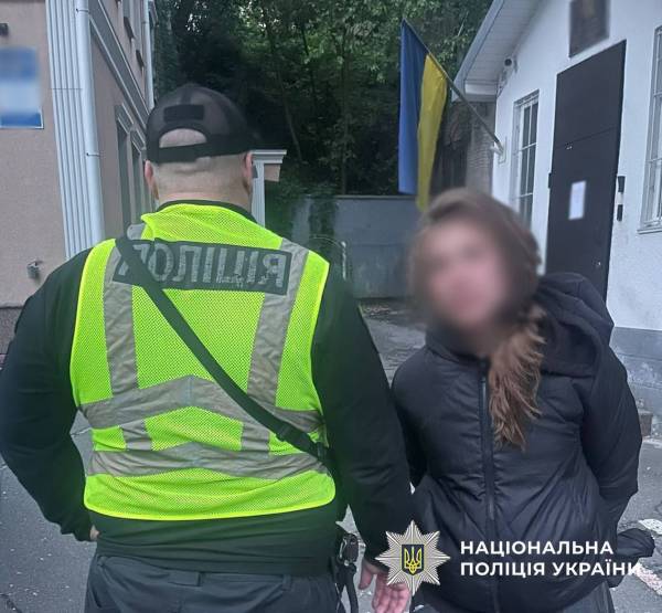 На Алеї Героїв на Хрещатику стався новий інцидент: жінка пошкодила портрети та прапорці - INFBusiness