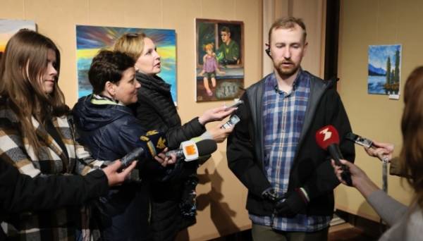 У Франківську ветеран, який втратив на війні руки, відкрив виставку своїх картин - INFBusiness